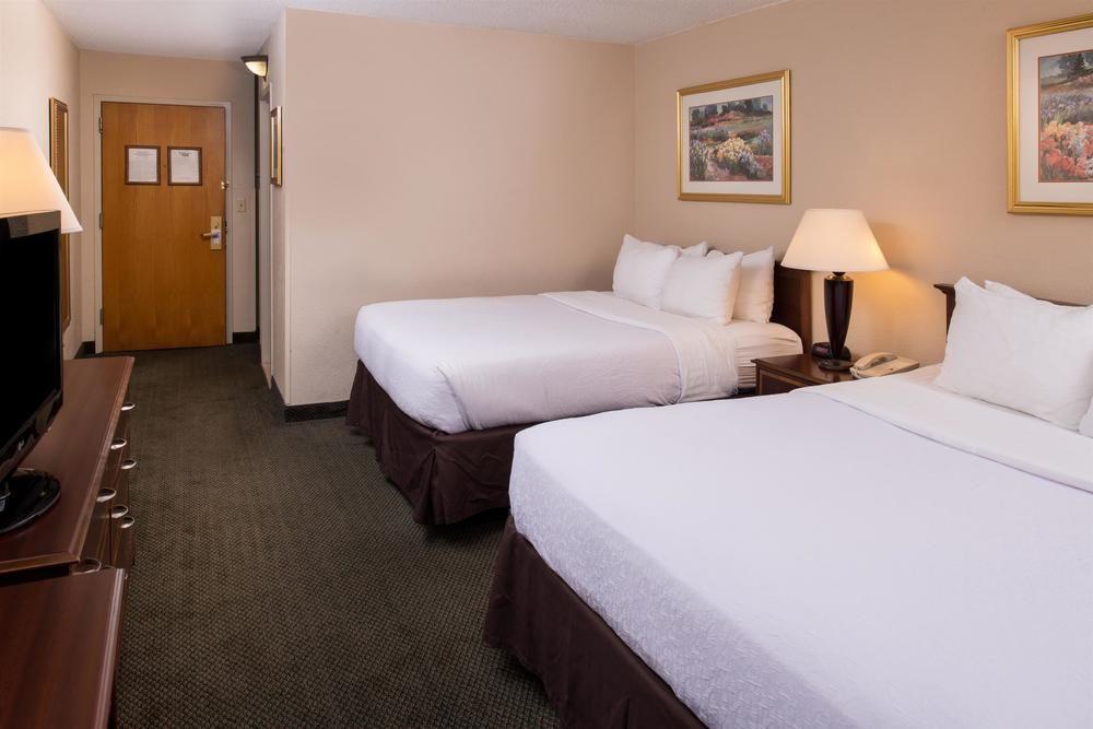Ramada Plaza Rochester Airport Esterno foto