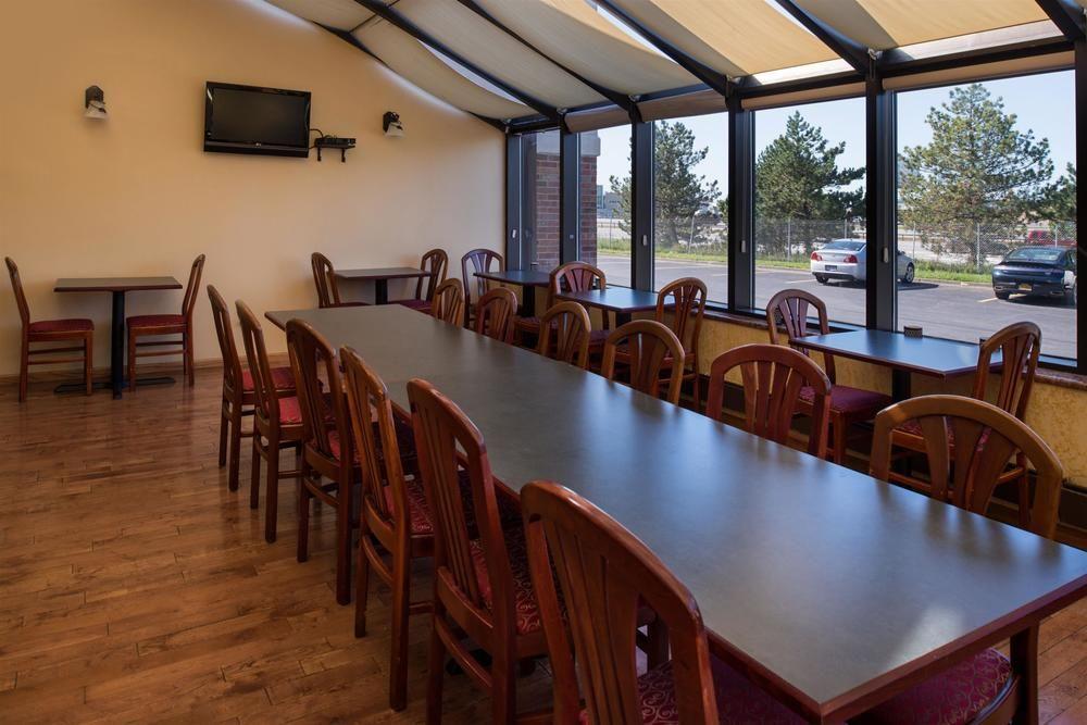 Ramada Plaza Rochester Airport Esterno foto