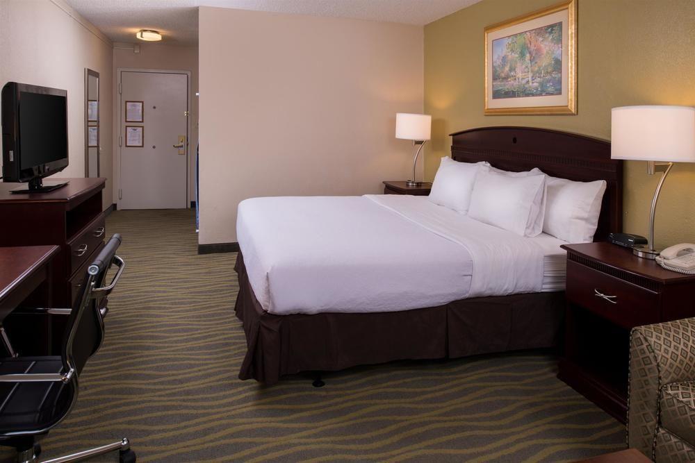 Ramada Plaza Rochester Airport Esterno foto