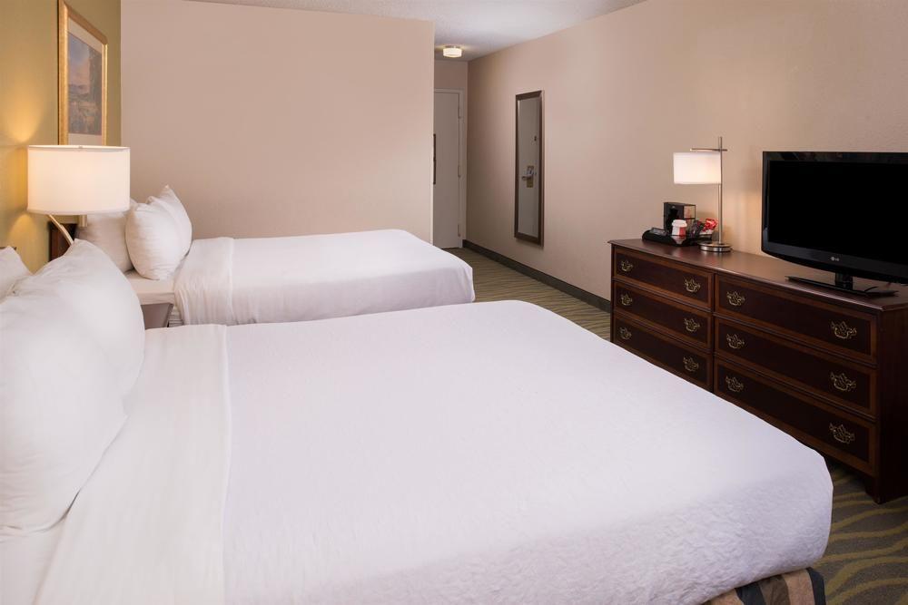 Ramada Plaza Rochester Airport Esterno foto