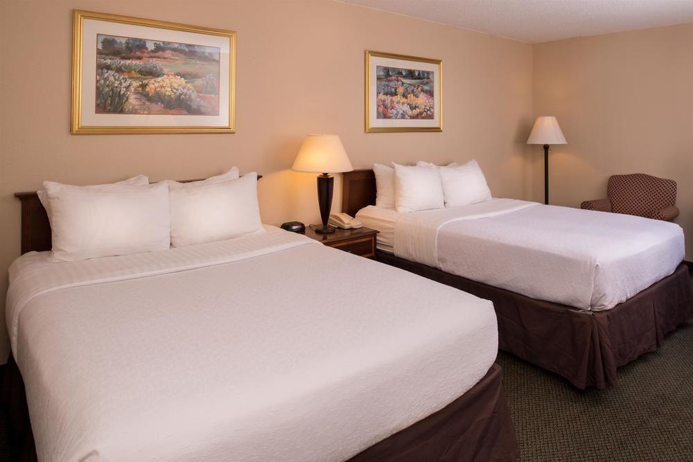 Ramada Plaza Rochester Airport Esterno foto