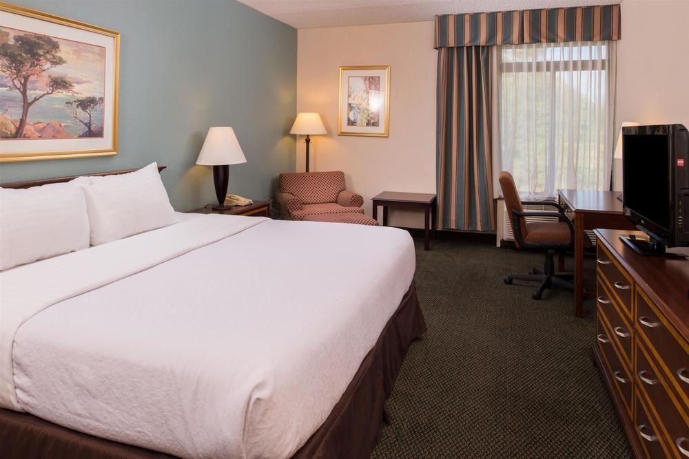 Ramada Plaza Rochester Airport Esterno foto
