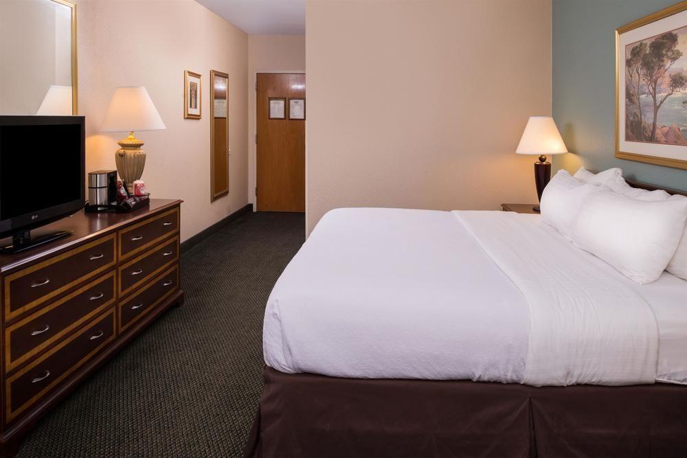 Ramada Plaza Rochester Airport Esterno foto