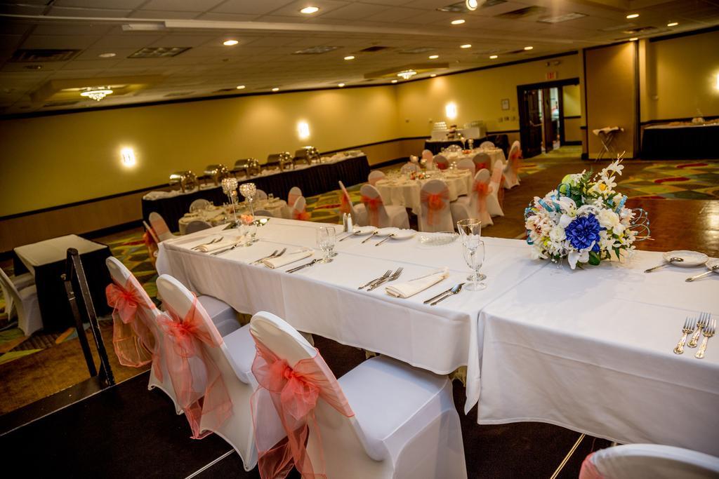 Ramada Plaza Rochester Airport Esterno foto