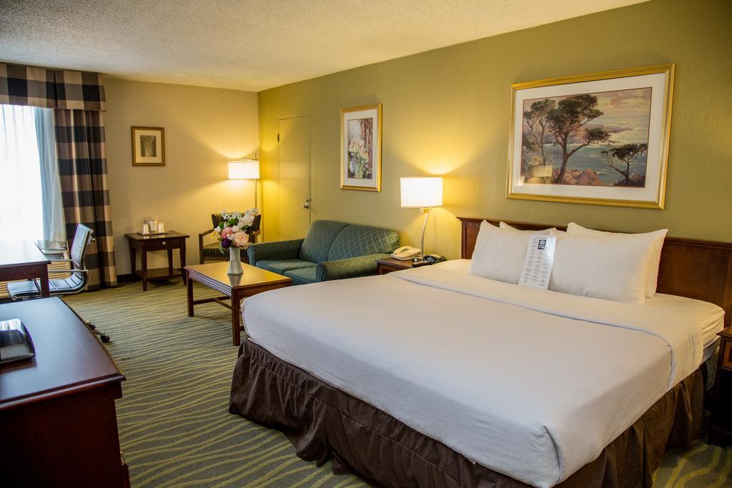 Ramada Plaza Rochester Airport Esterno foto