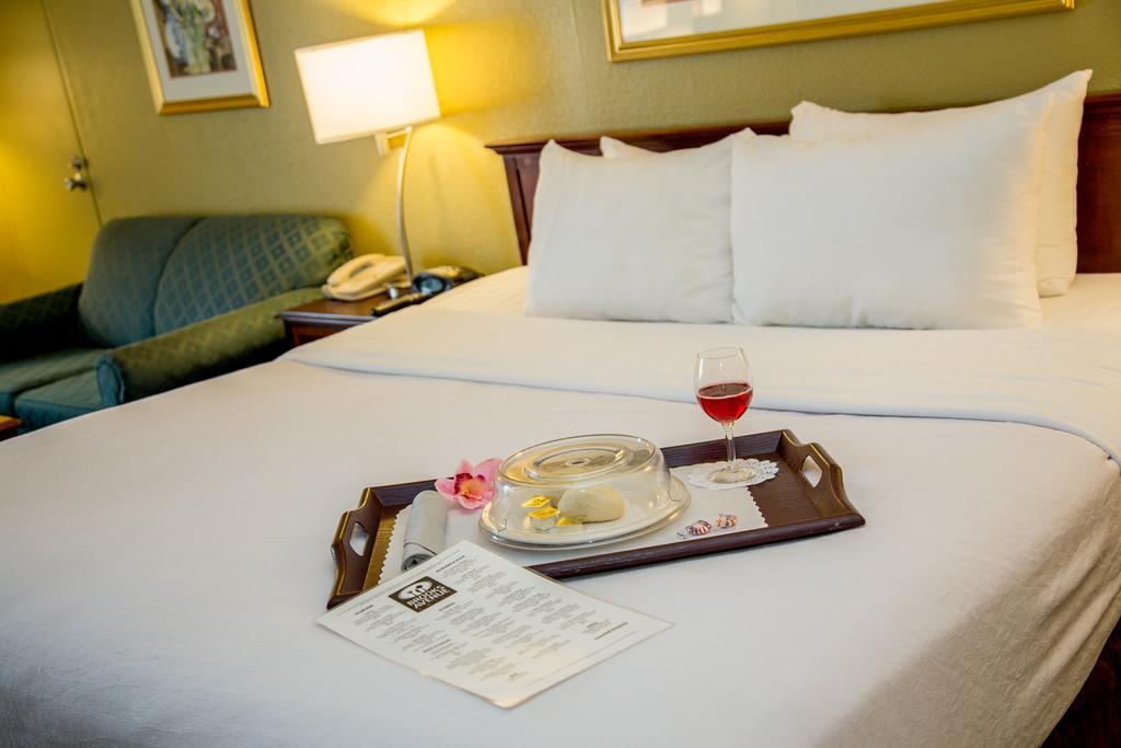 Ramada Plaza Rochester Airport Esterno foto