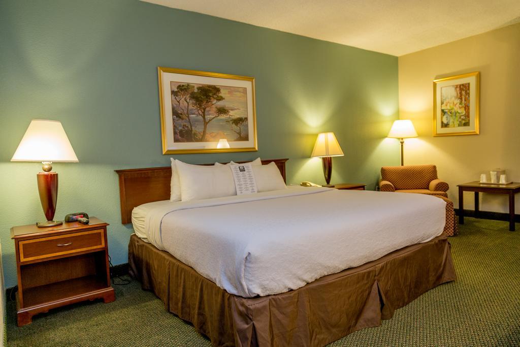 Ramada Plaza Rochester Airport Esterno foto