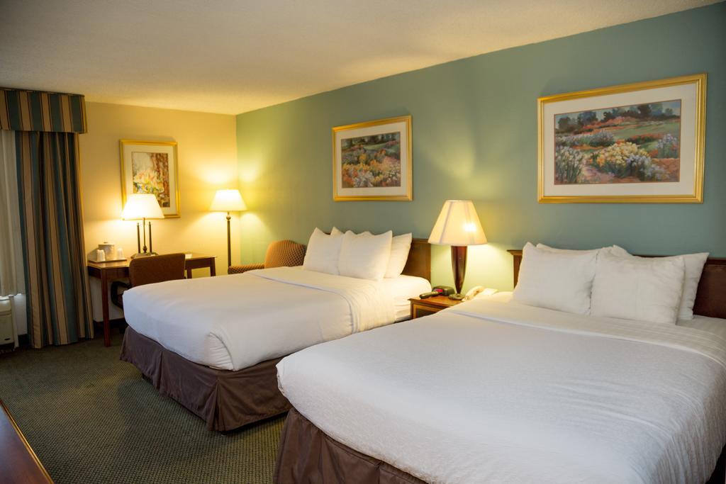 Ramada Plaza Rochester Airport Esterno foto